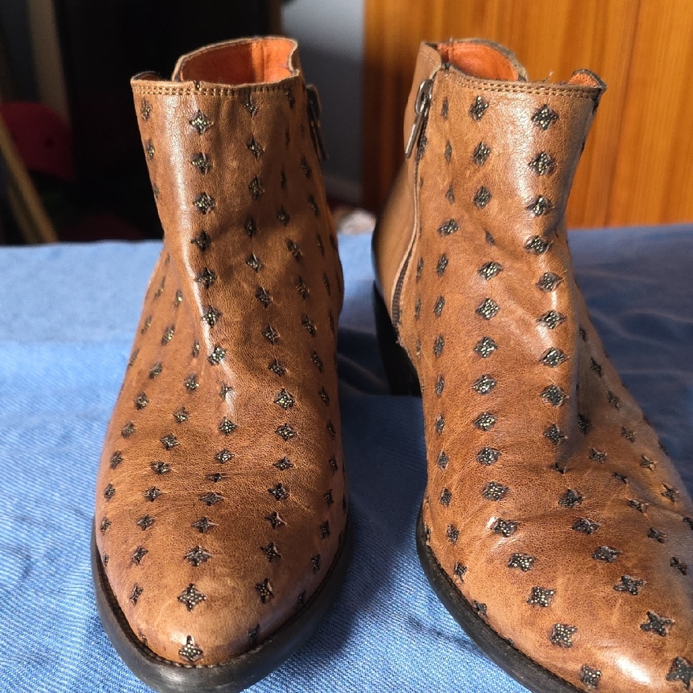 Kanna Tan Leather Boots with Black Accents